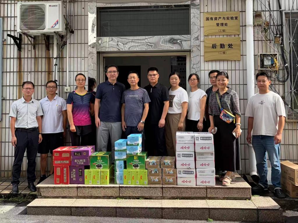 夏送清凉 情暖一线——校工会慰问后勤暑期坚...